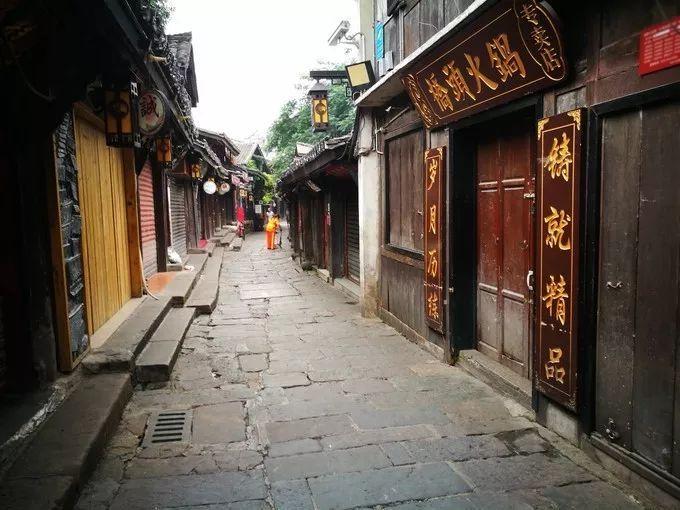 逃离洁白的宾馆